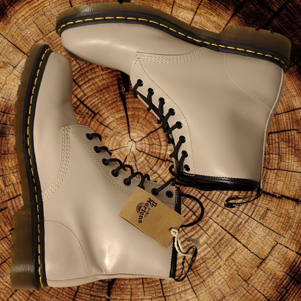 Dr. Martens 460 Smooth Leather Lace-Up Boots. Unisex Size 10 M / 11 L.